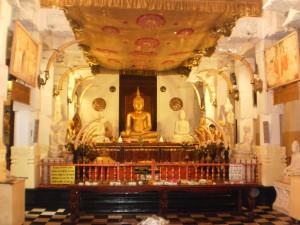 статуя буды Выбираем жемчужину Шри Ланки для путешествия